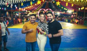 Acompanhado pela esposa e deputada Detinha, pelo filho Josimar Júnior e por Fabiana Vilar, Josimar Maranhãozinho marca presença na abertura do arraial de Zé Doca