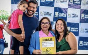 COM SORRISO LARGO