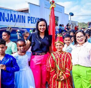 Paço do Lumiar: Prefeita Paula Azevedo (Pcdob) e a Secretária de Educação Yanne Pessoa acompanham desfiles cívicos