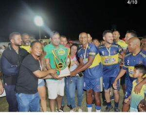 Prefeito Toca Serra prestigia final do campeonato Quarentão que tornou-se um marco na história de Pedro do Rosário