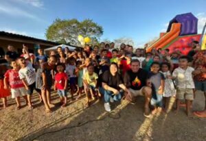 Ex-prefeito e líder político de Bacabeira, Alan linhares leva alegria e presentes para crianças do povoado Zé Pedro