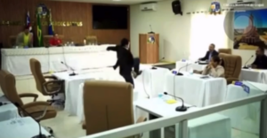 Vídeo: Vereador do MA parte para cima de colega com chute