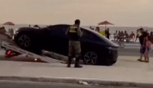 Carro rebocado por estacionar ilegalmente na Litorânea é do deputado Nagib