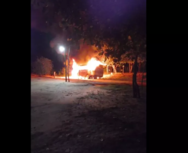 Veja Agora: Ônibus escolar pega fogo em Governador Newton Bello