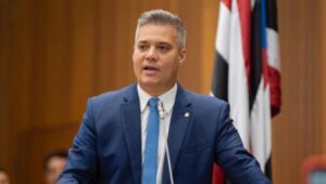 Mais uma contratada de Coroatá aparece abastecendo estoque da loja do prefeito