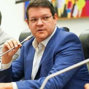 Secretário Vinicius Ferro é procurado por amigos para fazer negócios