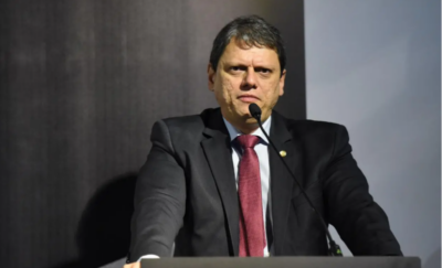Filhos de Bolsonaro elogiam Tarcísio e amenizam desgaste do governador de SP com ex-presidente
