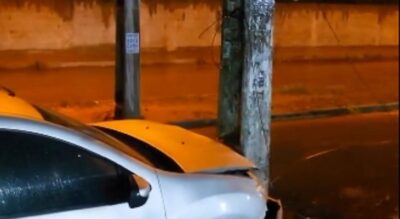 Assista! Três postes no meio da rua causam acidentes em São Luís