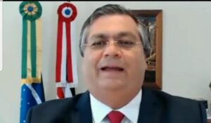 Flávio Dino afirma que irá processar Bolsonaro por comentário sobre refrigerante