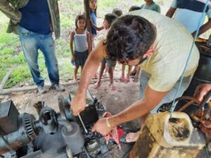 Prefeito de Centro Novo do Maranhão conserta motor em aldeia indígena