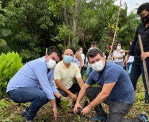 Vereador Álvaro Pires participa de plantio de pés de juçara no Sítio do Físico