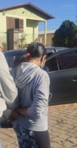 Acusada de matar e mandar vítimas cavarem as próprias covas é presa