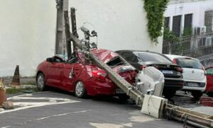 Carro é destruído em queda de poste no Centro de São Luís; e quem pagará o prejuízo?