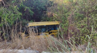 ASSISTA! Ônibus escolar tomba cheio de crianças na Grande São Luís