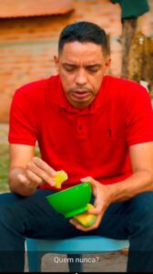 TEATRO POLÍTICO: após 3 anos sumido da cidade, prefeito do interior ressurge comendo manga com sal