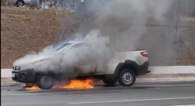 ASSISTA! Carro pega fogo na Av. Daniel De Latouche, em São Luís
