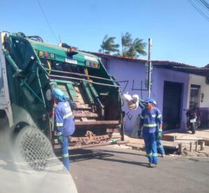 Equipes da SEMIU recolhem lixo acumulado nas ruas de Paço do Lumiar
