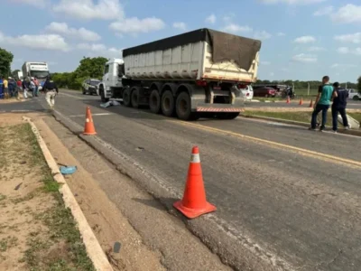 Passageira é arremessada de moto e atropelada por caminhão na BR-010