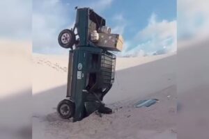 Vídeo: Caminhonete de turismo capota nas dunas dos Lençóis Maranhenses