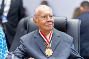 “Sem constituição, não há transição”, destaca José Sarney ao receber Medalha ‘Manuel Beckman’ em solenidade na Assembleia Legislativa