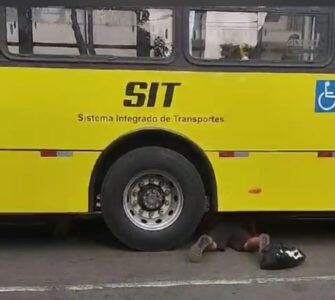 Vídeo: mulher é atropelada por ônibus e vai parar embaixo do veículo, em São Luís