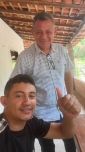 O jovem Fortunato Xavier recebe o prefeito Alexandre colares na sua residência.