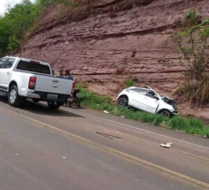Colisão frontal entre caminhão e carro deixa uma pessoa morta na BR-135