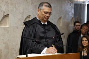 Ministro Flávio Dino suspende processo de escolha do TCE-MA