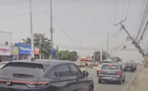 Trânsito é interrompido na Daniel de La Touche após caminhão cegonha causar acidente