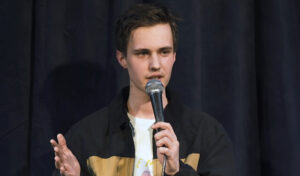 Comediante que fez piada sobre Jesus deixa a Rússia após polícia iniciar investigação