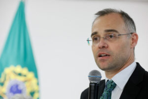 André Mendonça é nomeado ministro da Justiça; Ramagem assume comando da PF
