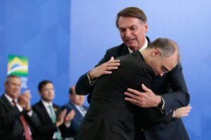 André Mendonça vai analisar queixa-crime de Flávio Dino contra Jair Bolsonaro