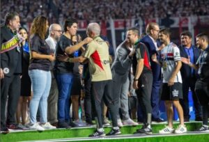 André Fufuca entrega medalha a Dorival Júnior na Copa do Brasil