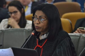 Ângela Salazar reforma decisão de Sidarta Gautama e bloqueia R$ 1 milhão de investigados em esquema