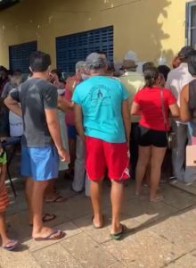 VÍDEO! Pessoas são obrigadas a se aglomerar para tomar vacina em Araioses