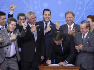 Decretos sobre armas beneficiam 57 condenados incluindo chefe de milícia no Rio de Janeiro