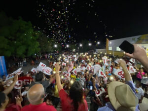 Professora Vanderly 65 confirma liderança ao reunir multidão de eleitores em grande reunião no povoado Macacos