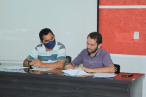 Tema dá calote em funcionários e beneficia empresas de familiares e amigos com recursos destinados aos servidores