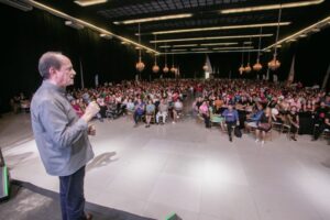 Dr. Julinho anuncia reajuste salarial aos professores acima da inflação, durante Jornada Pedagógica 2024