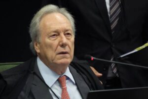 Lewandowski manda Anvisa abrir processo da vacina russa a Dino