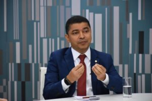 Bira assina CPMI para apurar se houve omissão do governo Bolsonaro na pandemia