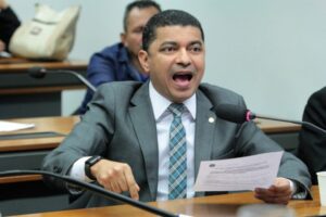 Bira, Jerry e outros três deputados do MA assinam CPI que mira Lava Jato