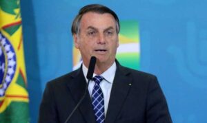 Bolsonaro ignora os mais de 114 mil mortos e chama jornalistas de “bundões”