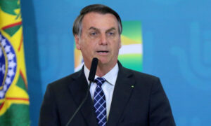Bolsonaro sanciona, com vetos, lei que obriga uso de máscaras em locais públicos pelo país