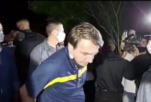 Após divulgação de vídeo de reunião ministerial Bolsonaro vai às ruas de Brasília e ouve panelaços e críticas