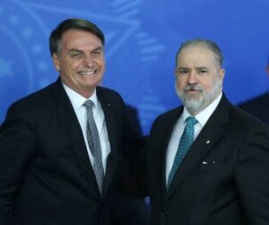 Aras defende foro privilegiado para Flávio Bolsonaro em reunião com Gilmar Mendes