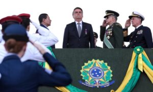 Bolsonaro infla salários de militares em até 73% ao custo de R$ 26 bi em 5 anos, diz jornal