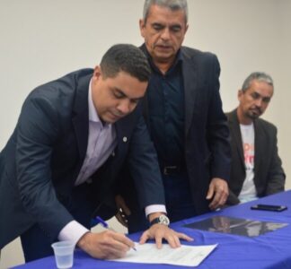 Fufuca vence queda de braço com Fábio Macedo e fica com indicação para o Detran