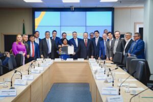 Ministro Juscelino Filho celebra autorização para obras em trecho da BR-135