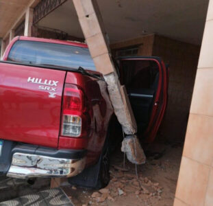 VÍDEO! Lavador de carros perde o controle de Hilux, invade casa e quase atropela motoqueiros na Cohab